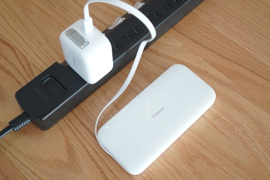 FlexLine 10000mAh モバイルバッテリーを充電