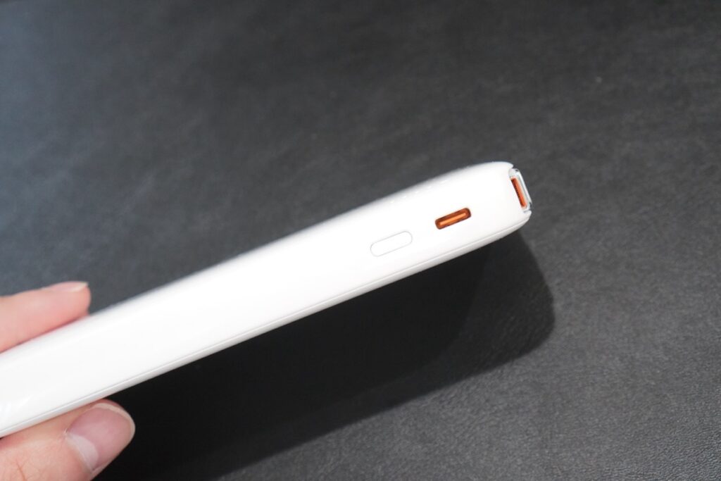 FlexLine 10000mAh モバイルバッテリーの側面にはUSB-Cポートを搭載