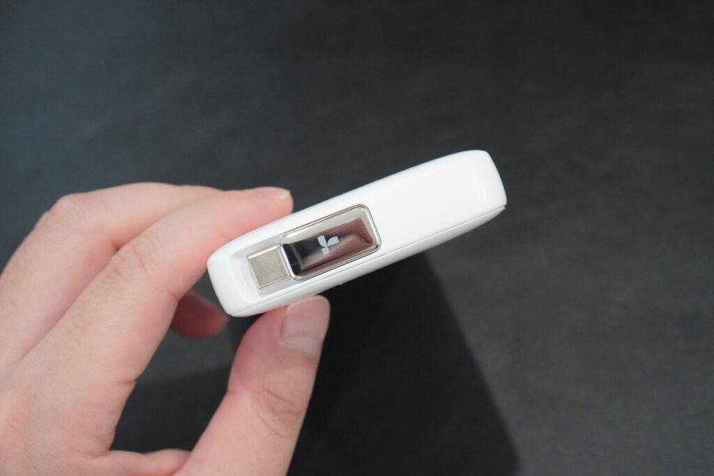 USB-Cケーブルを内蔵したFlexLine 10000mAh モバイルバッテリー