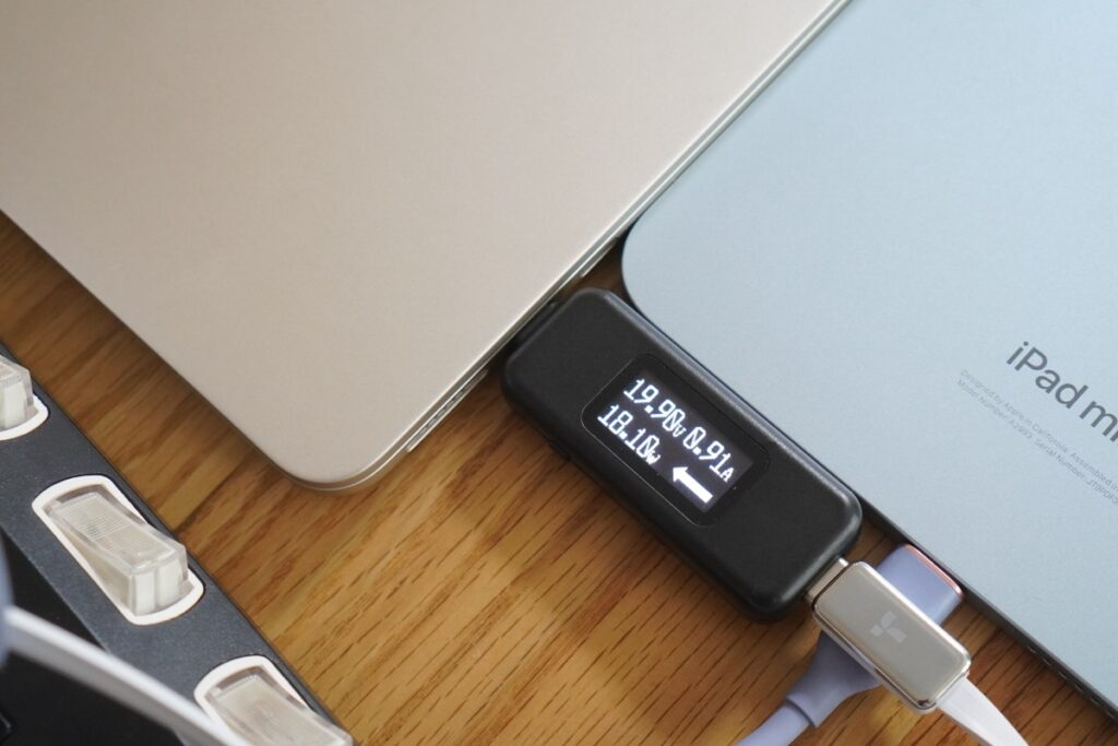 FlexLine 40W急速充電器でMacBook AirとiPad miniを同時に充電した際のMacBook Airへの出力