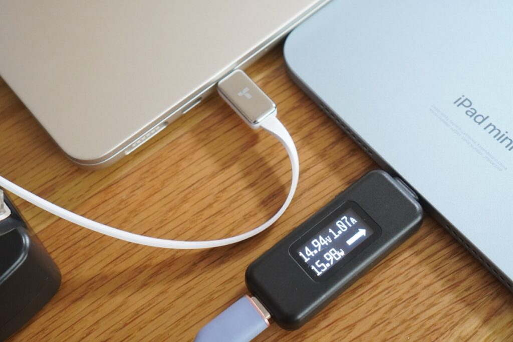 FlexLine 40W急速充電器でMacBook AirとiPad miniを同時に充電した際のiPad miniへの出力