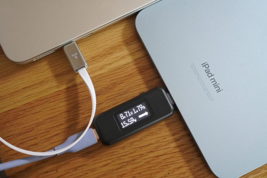 MacBook AirとiPad miniを同時充電した際のiPad miniへの出力