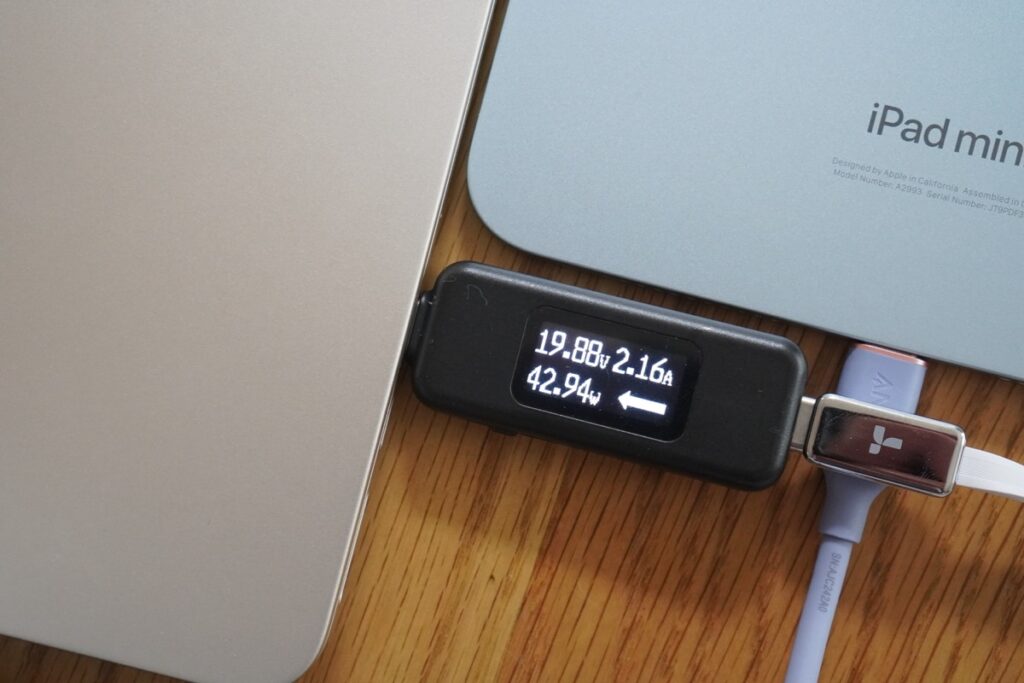 MacBook AirとiPad miniを同時充電した際のMacBook Airへの出力