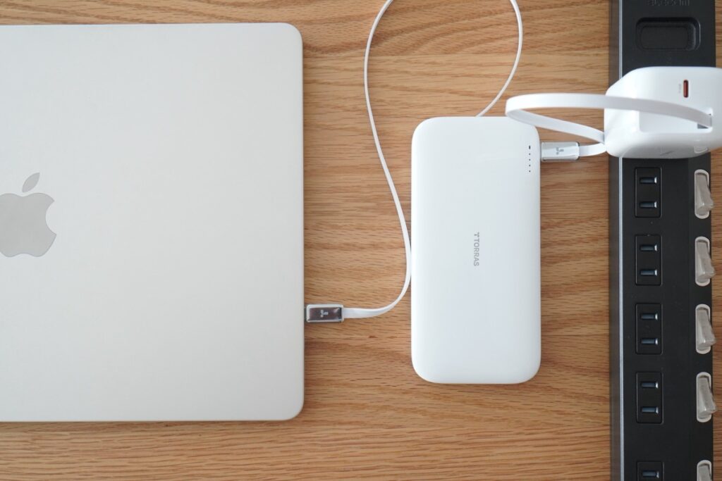 FlexLine 10000mAh モバイルバッテリーは、パススルー充電に対応