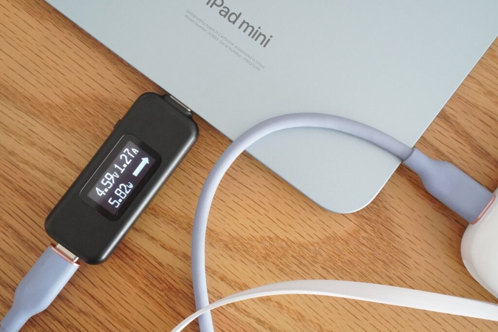 FlexLine 10000mAh モバイルバッテリーでiPhoneとiPad miniを同時に充電した際のiPad miniへの出力