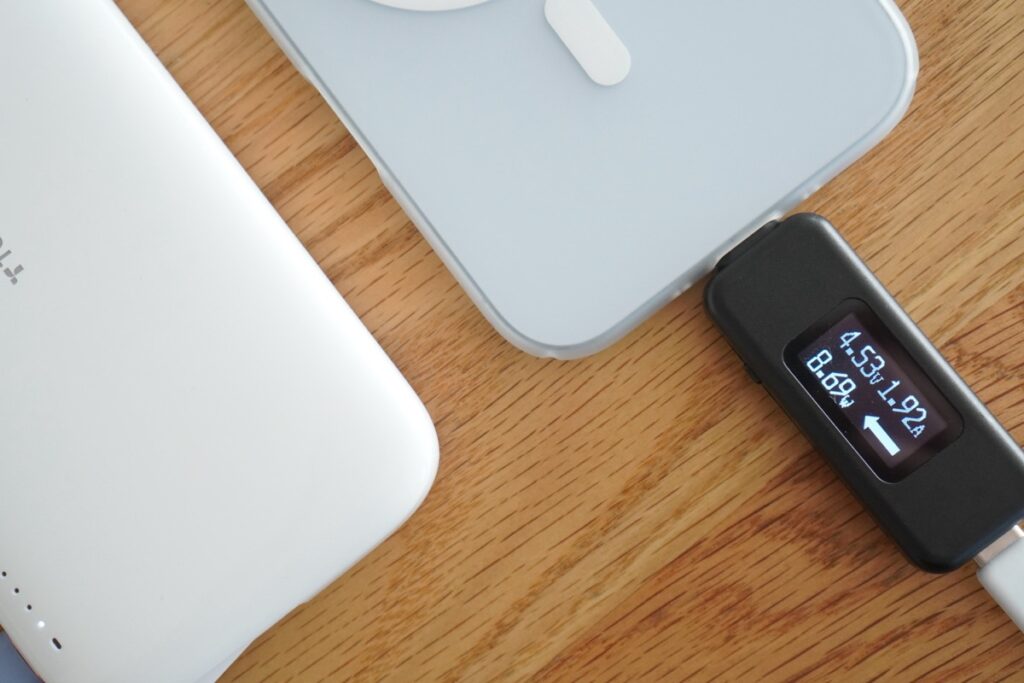 FlexLine 10000mAh モバイルバッテリーでiPhoneとiPad miniを同時に充電した際のiPhoneへの出力