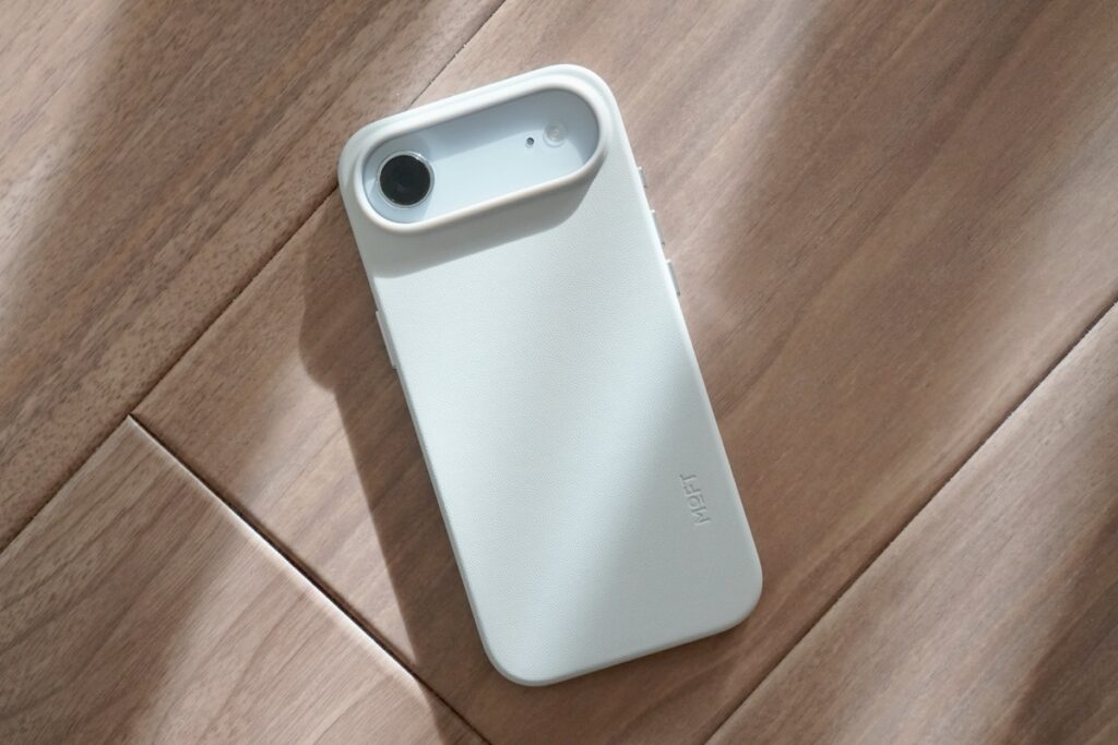 MOFT MOVASレザーケースをiPhone Air（スカイブルー）に装着