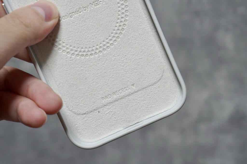 MOVAS™レザーケースのストラップ貼り付け位置