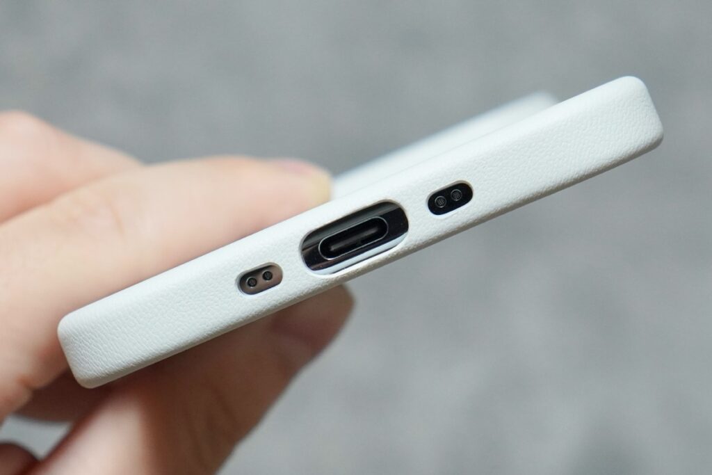 MOVAS™レザーケースの端子周り