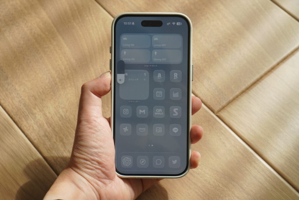 MOFTのMOVASレザーケースは、ボタン操作がしやすい
