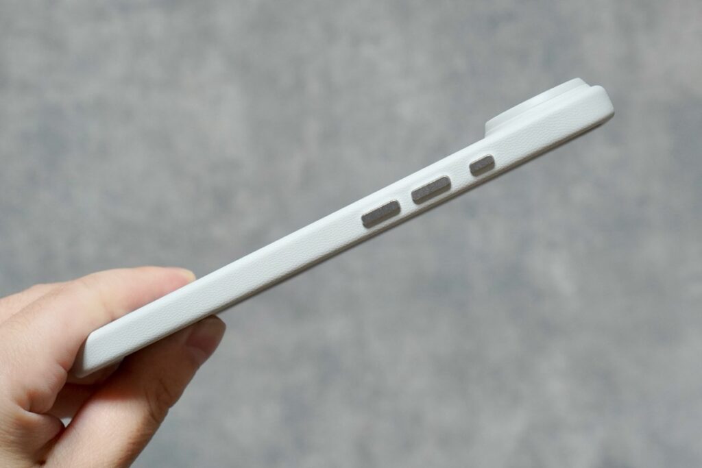 MOFT MOVASレザーケース（iPhone Air）の音量調整ボタン