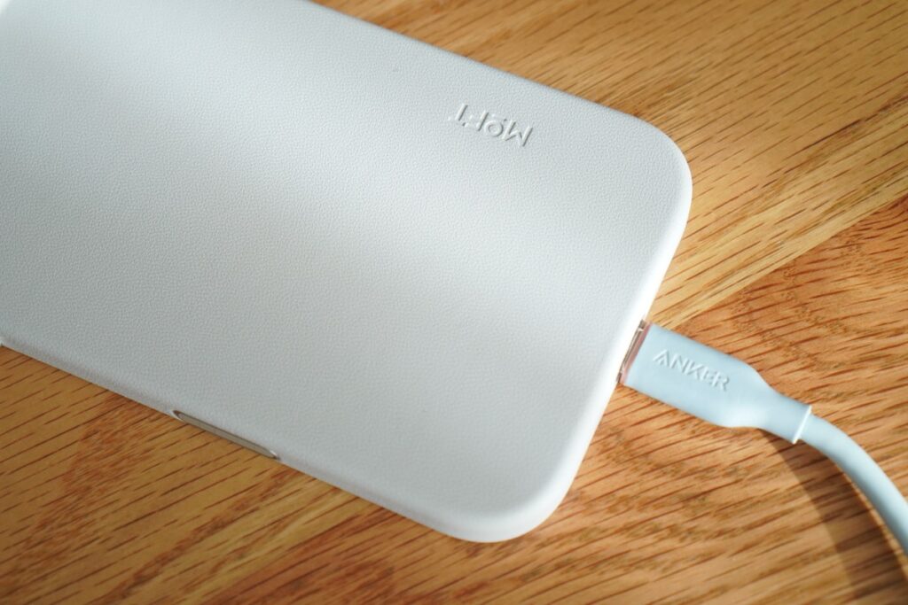 MOFT MOVASレザーケースは、一部のUSB-Cケーブルを使えない