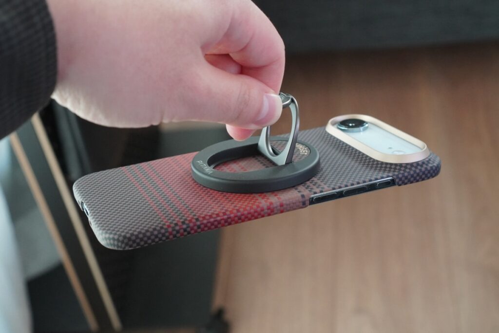 マグネット内蔵でMagSafeアクセサリーも安心して使える