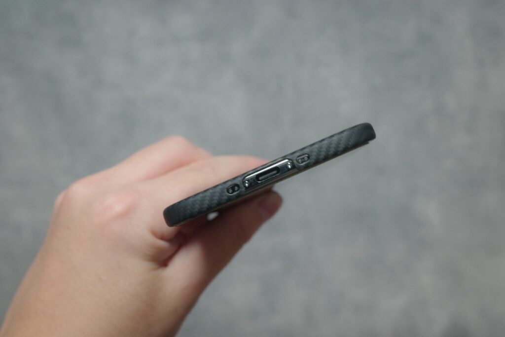 iPhone Air Ultra-Slim Case 極薄ケース（ブラック）の端子周り