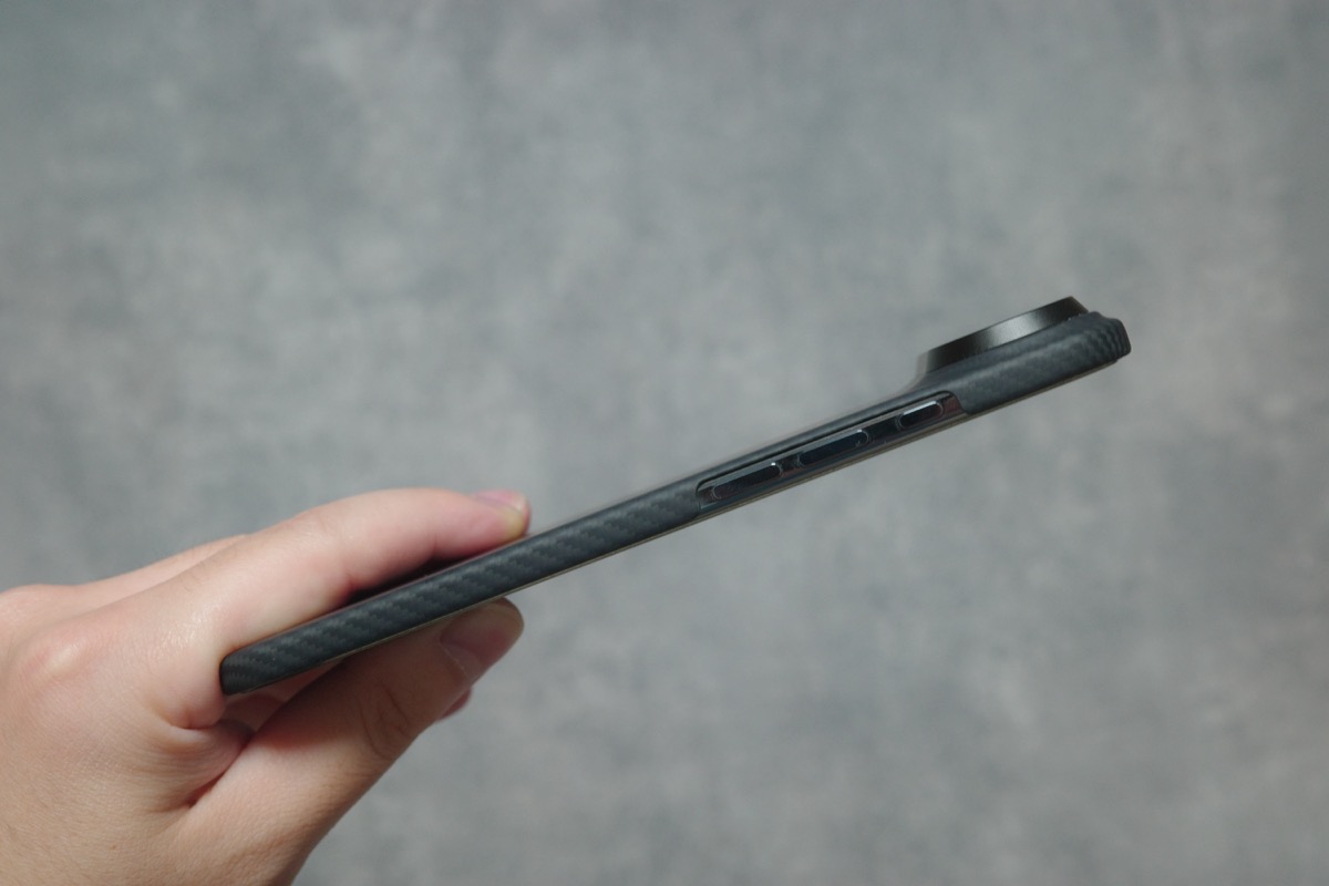 iPhone Air Ultra-Slim Case 極薄ケース（ブラック）の側面