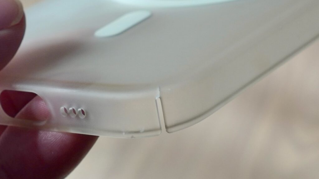 ケースをつけ外しする頻度が多いと、スリット近くにヒビ割れが生じる