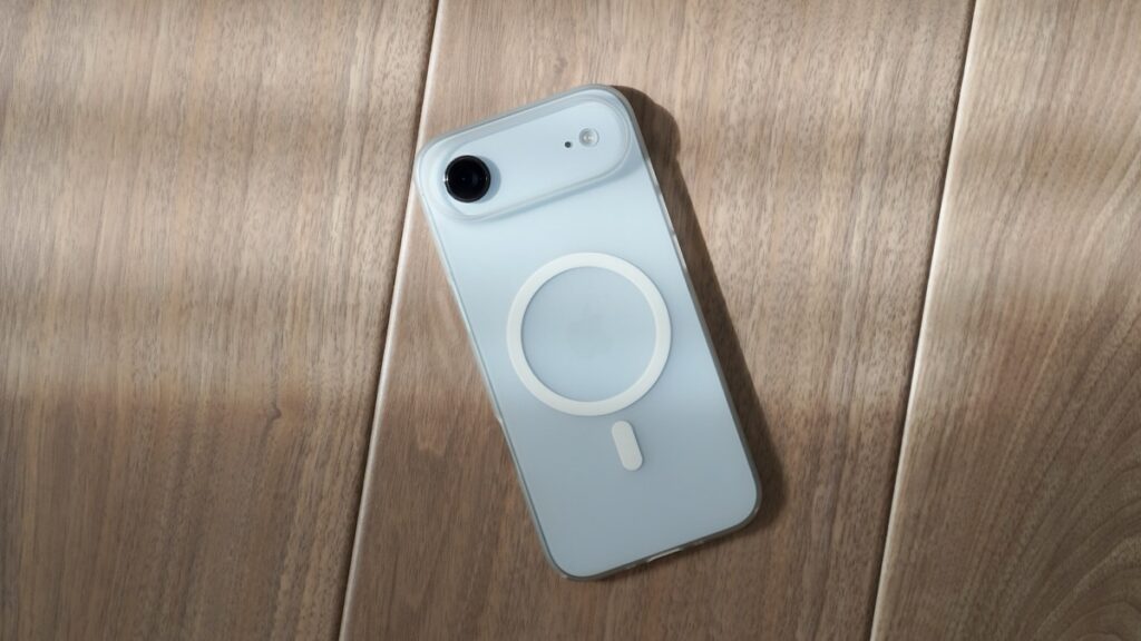 iPhone Air (スカイブルー) とTHE FROST AIR ULTRA (アイスホワイト)