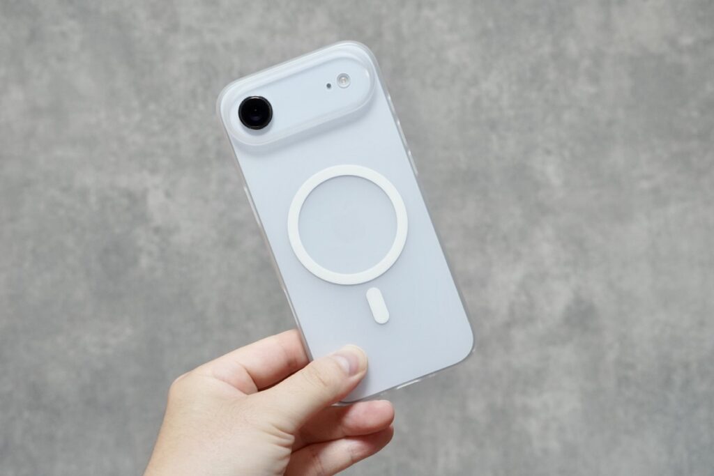 THE FROST AIR ULTRA（アイスホワイト）をiPhone Air（スカイブルー）に装着