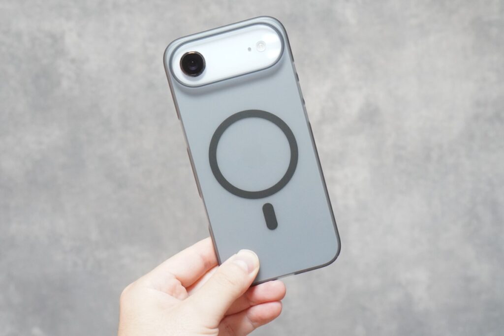 THE FROST AIR ULTRA（スモークブラック）をiPhone Air（スカイブルー）に装着