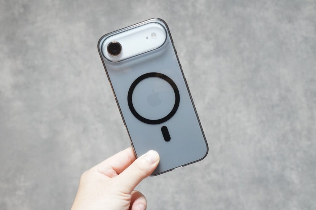 THE INVISIBLE AIR（クリスタルブラック）をiPhone Air（スカイブルー）に装着