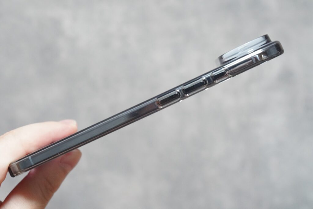 THE INVISIBLE AIR（クリスタルブラック）の音量ボタン周り