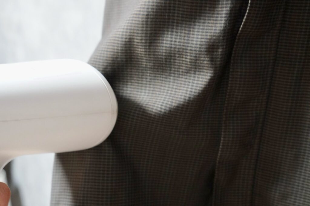 衣類を吸引しながら固定する