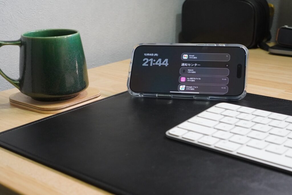 ESRのiPhoneケースに搭載された隠しスタンドを使う