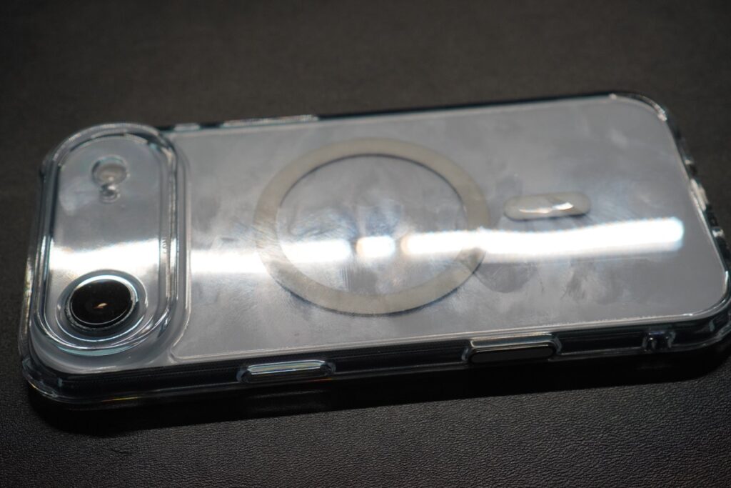 HYBRID MAGNETIC CASEは指紋が目立ちやすい
