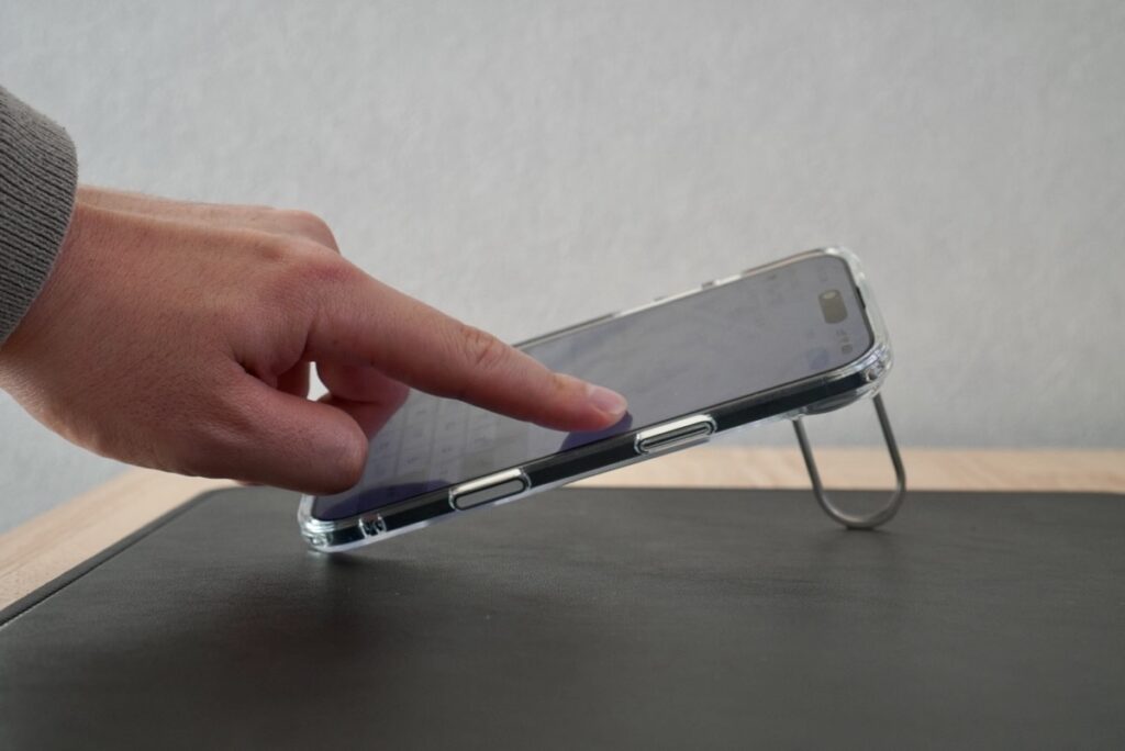 縦置き時は画面の右側を操作すると倒れやすい