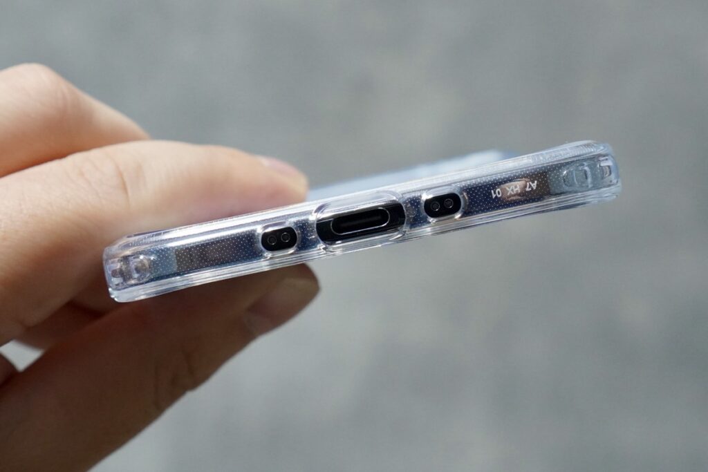 HYBRID MAGNETIC CASEの端子やスピーカー周り