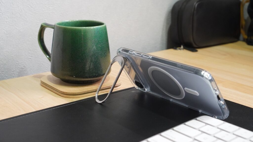 隠しスタンドでiPhoneを横向きに自立させる