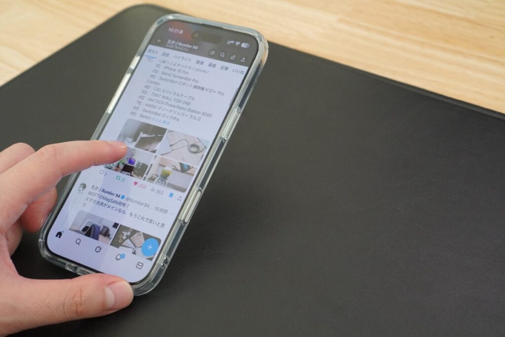 ESRのiPhoneケースに搭載された隠しスタンドでiPhoneを縦置き