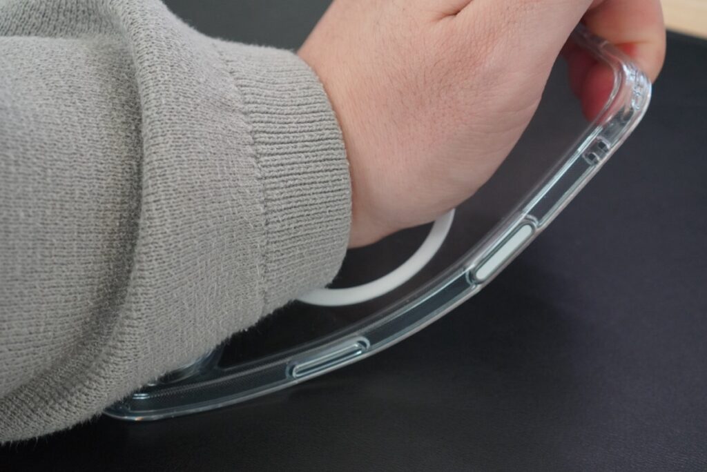 力でたわむ柔らかさのあるケース