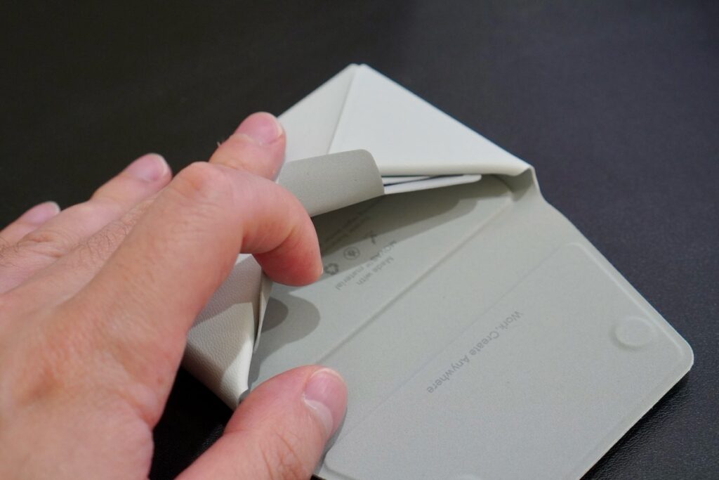 多機能カードケース&スタンドの背面ポケット