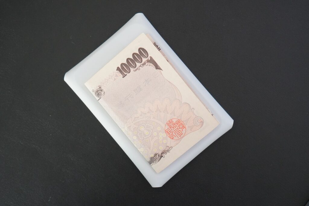 お札は3つ折りしないと入らない