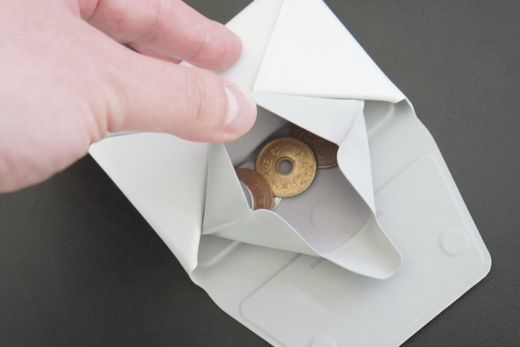 多機能カードケース&スタンドの中央ポケットに硬貨を収納