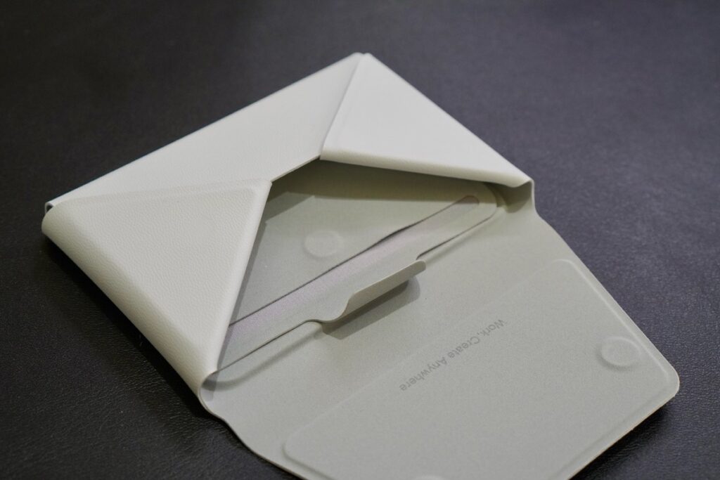 多機能カードケース&スタンドの前面ポケット