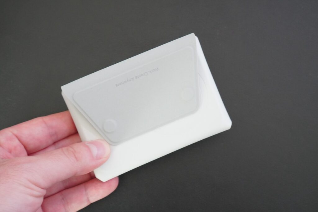 マグネットでフラップを背面に吸着できる