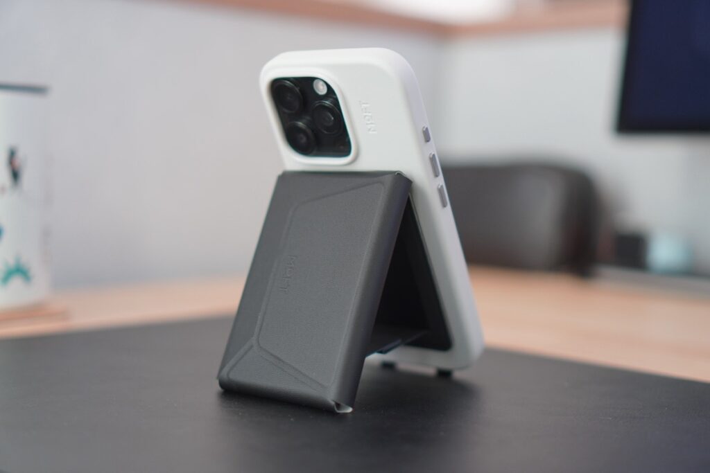 多機能カードケース&スタンドでiPhoneを自立させる