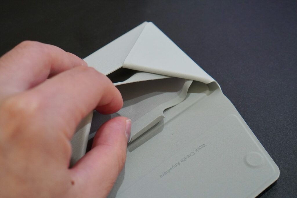 多機能カードケース&スタンドの中央ポケット