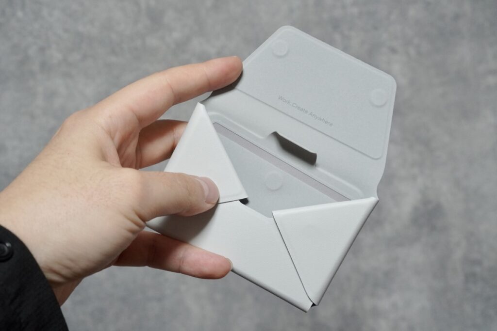 多機能カードケース&スタンドを開いた様子