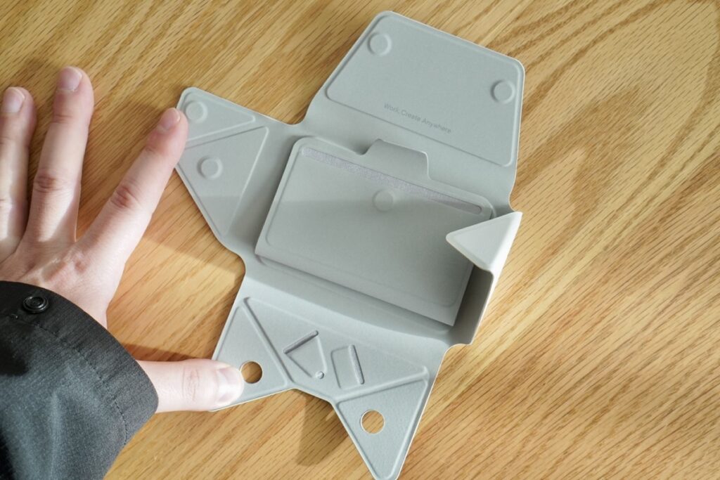 多機能カードケース&スタンドを全て開いた様子