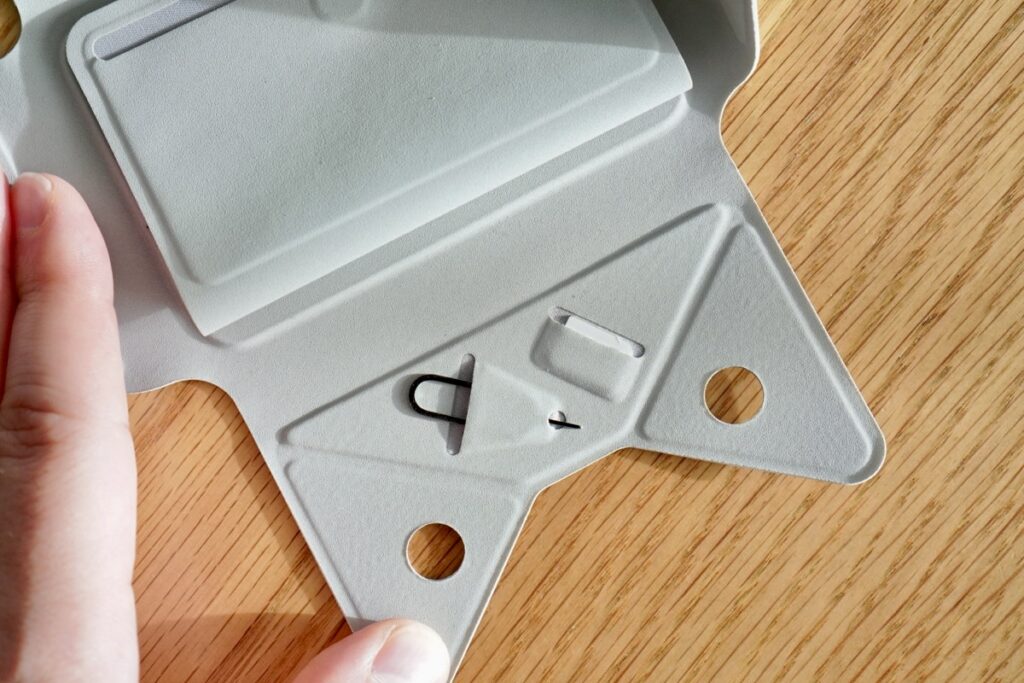 SIMピンおよびSIMカードのための専用スペース