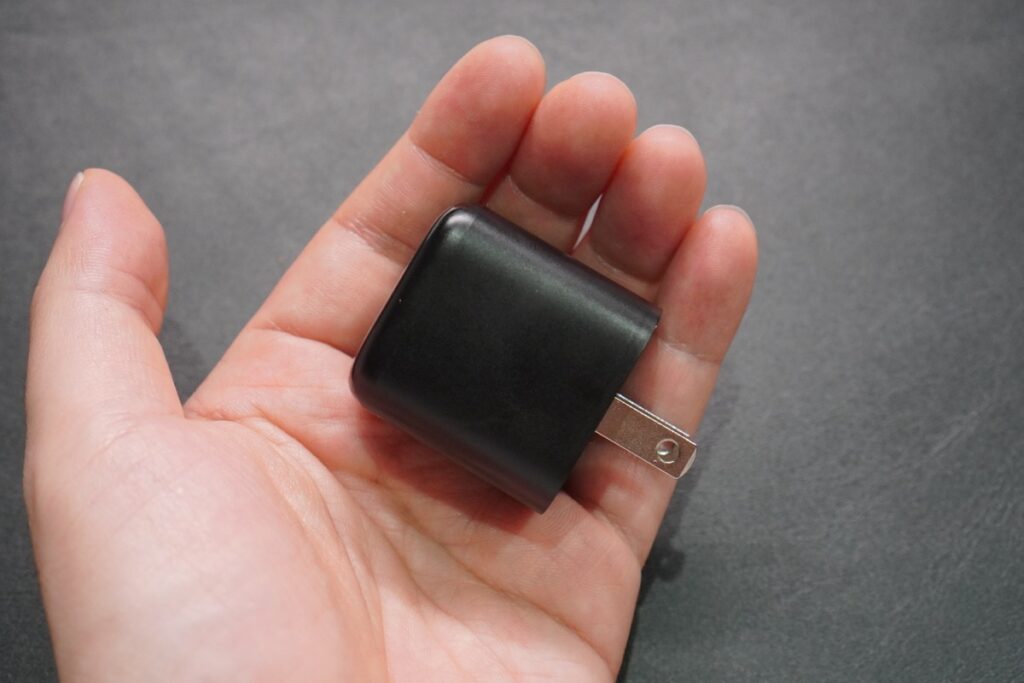 急速充電器は手に収まるコンパクトモデル