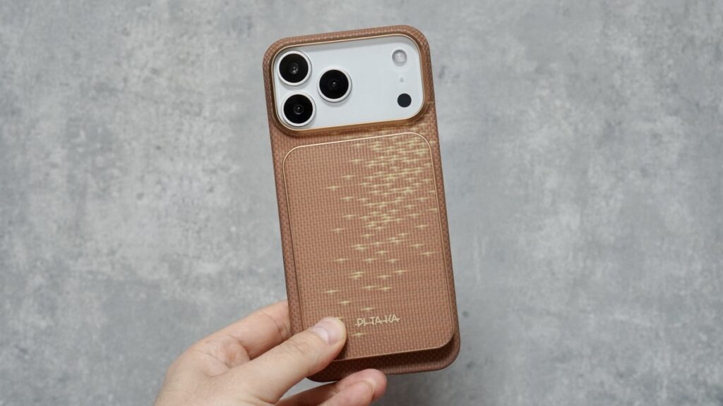 PITAKAのモバイルバッテリーを装着した様子（正面）