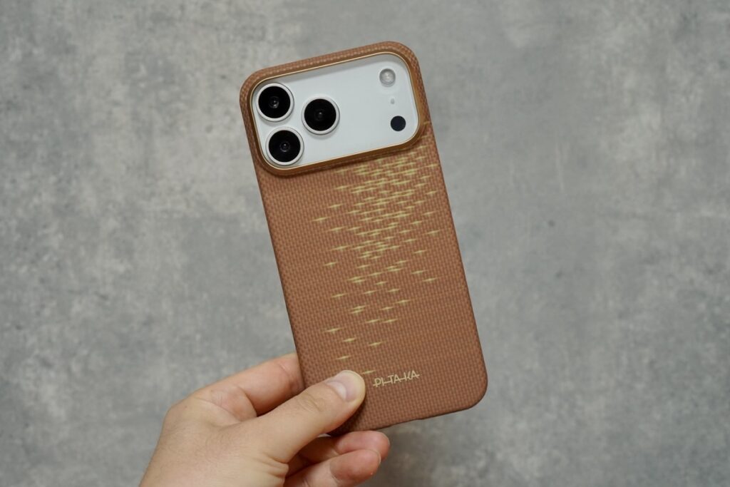 PITAKAのiPhoneケース（エッジケース）を装着
