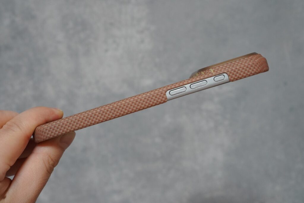 PITAKAのiPhoneケース（側面）