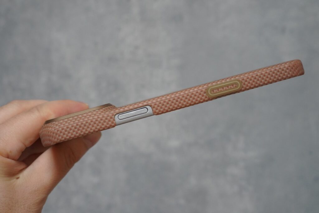 PITAKAのiPhoneケース（側面）