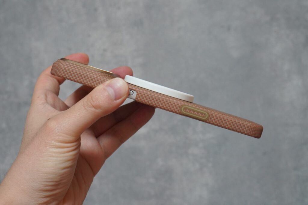 MagEZ Grip 3は本体の持ちやすさを損ねない薄さ