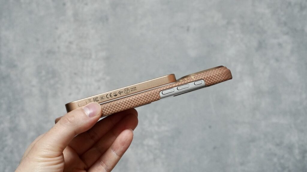 PITAKAのモバイルバッテリーを装着した様子（側面）